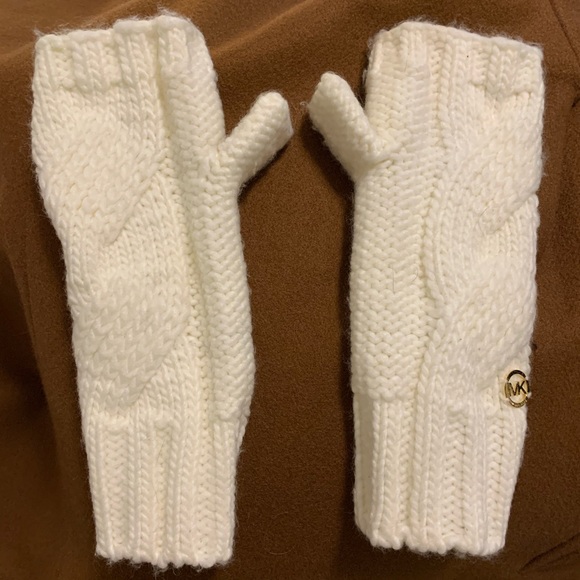 Scarf and Gloves - Picture 4 of 5